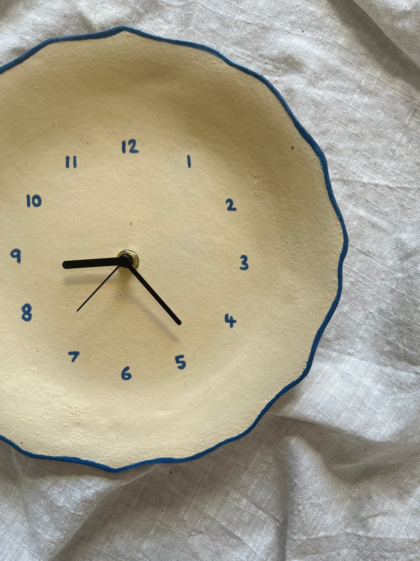 Ceramic plate clock beige and dark blue