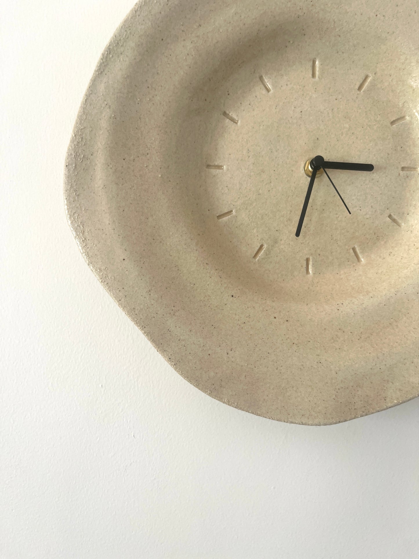 Organic shaped ceramic clock (beige)