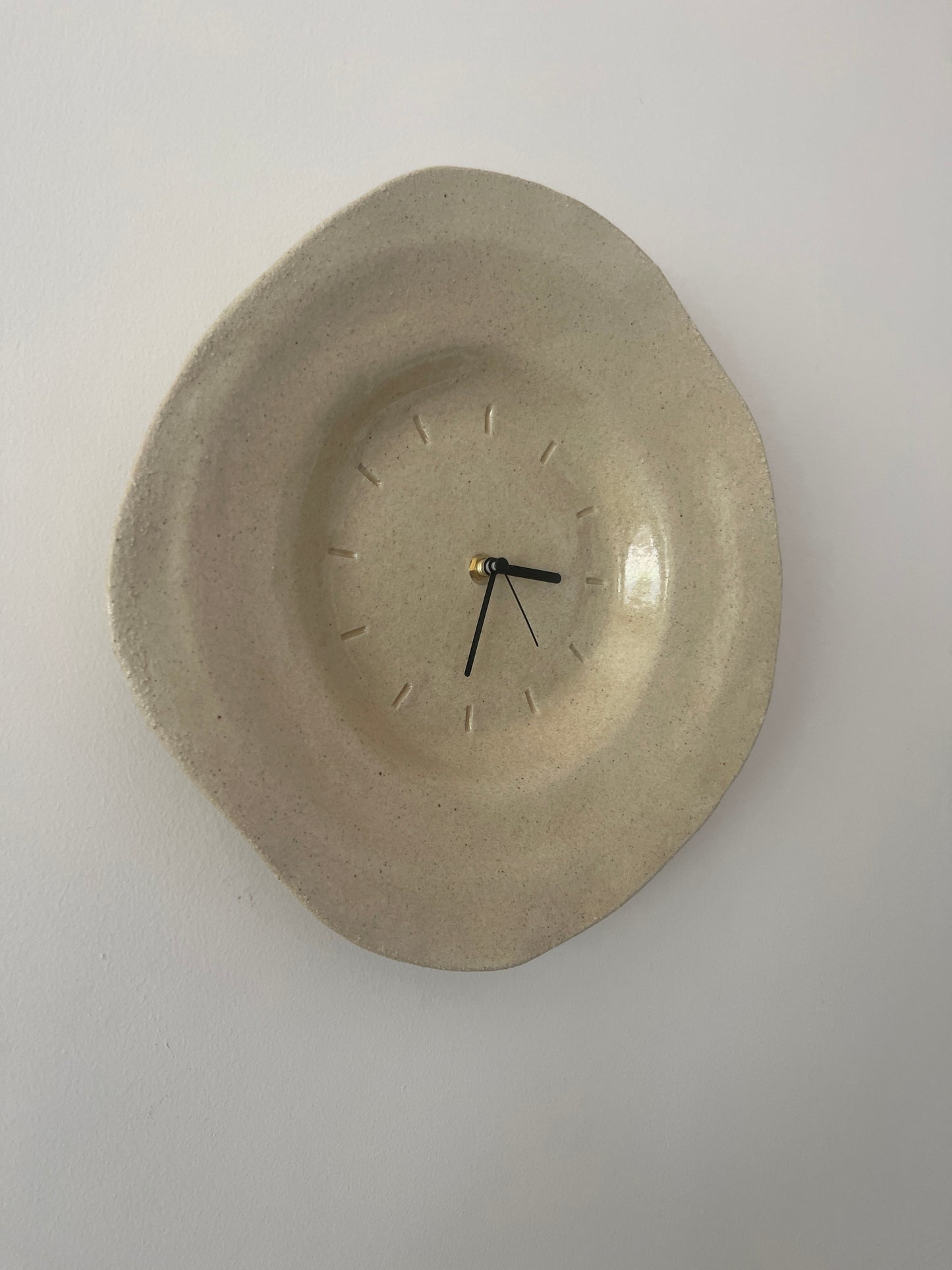 Organic shaped ceramic clock (beige)