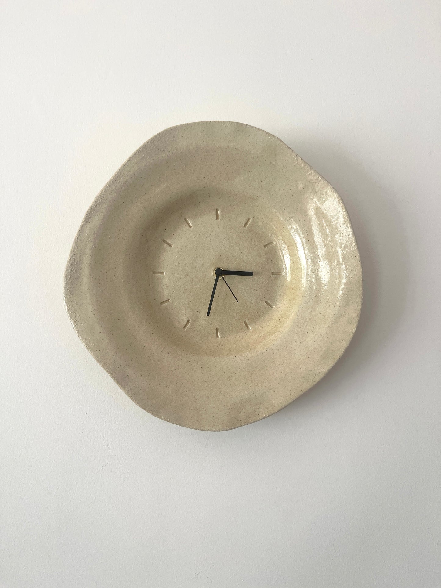 Organic shaped ceramic clock (beige)