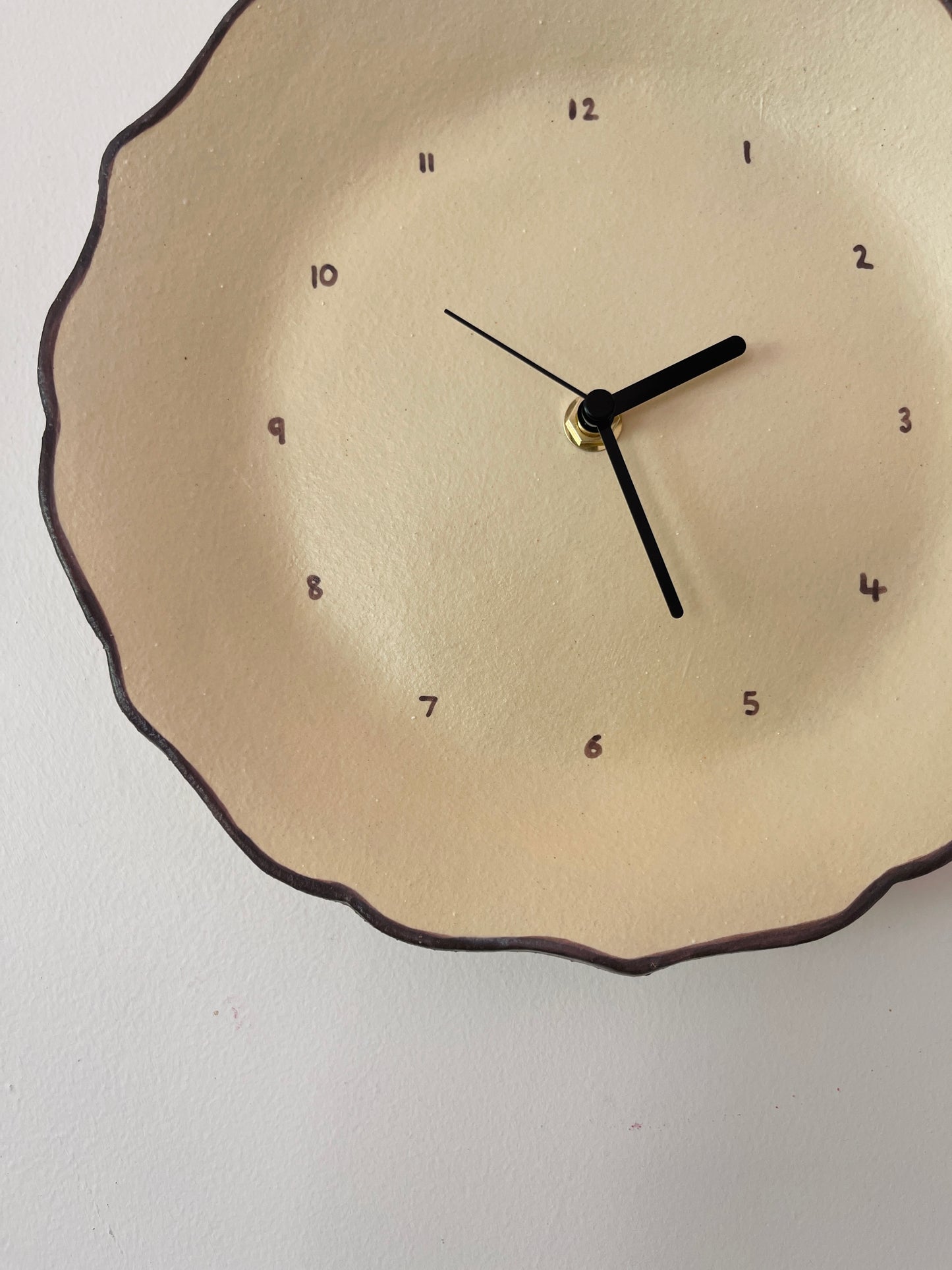 Beige ceramic clock with burgundy trim